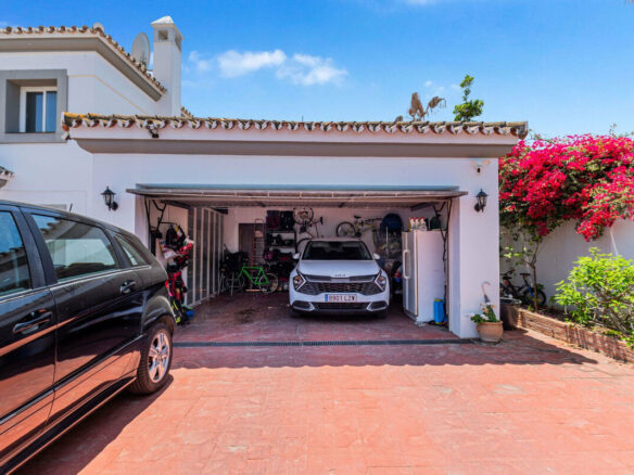 FOR SALE 🏡 Andalusian Four-Bedroom Villa 50 m from the Beach with Large Pool – Costalita, Estepona East 🇪🇸
