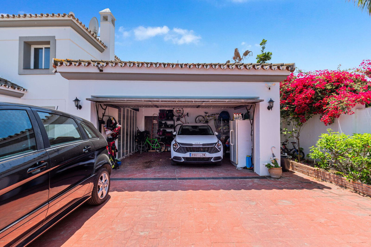 FOR SALE 🏡 Andalusian Four-Bedroom Villa 50 m from the Beach with Large Pool – Costalita, Estepona East 🇪🇸