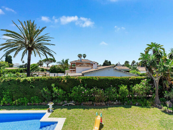 FOR SALE 🏡 Andalusian Four-Bedroom Villa 50 m from the Beach with Large Pool – Costalita, Estepona East 🇪🇸