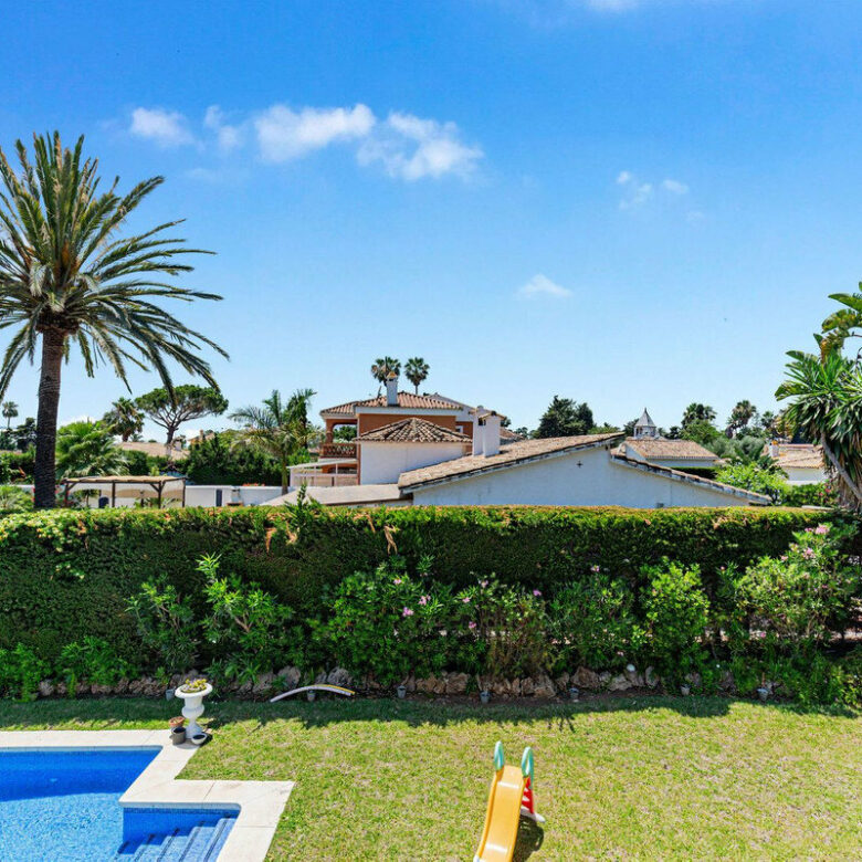 FOR SALE 🏡 Andalusian Four-Bedroom Villa 50 m from the Beach with Large Pool – Costalita, Estepona East 🇪🇸