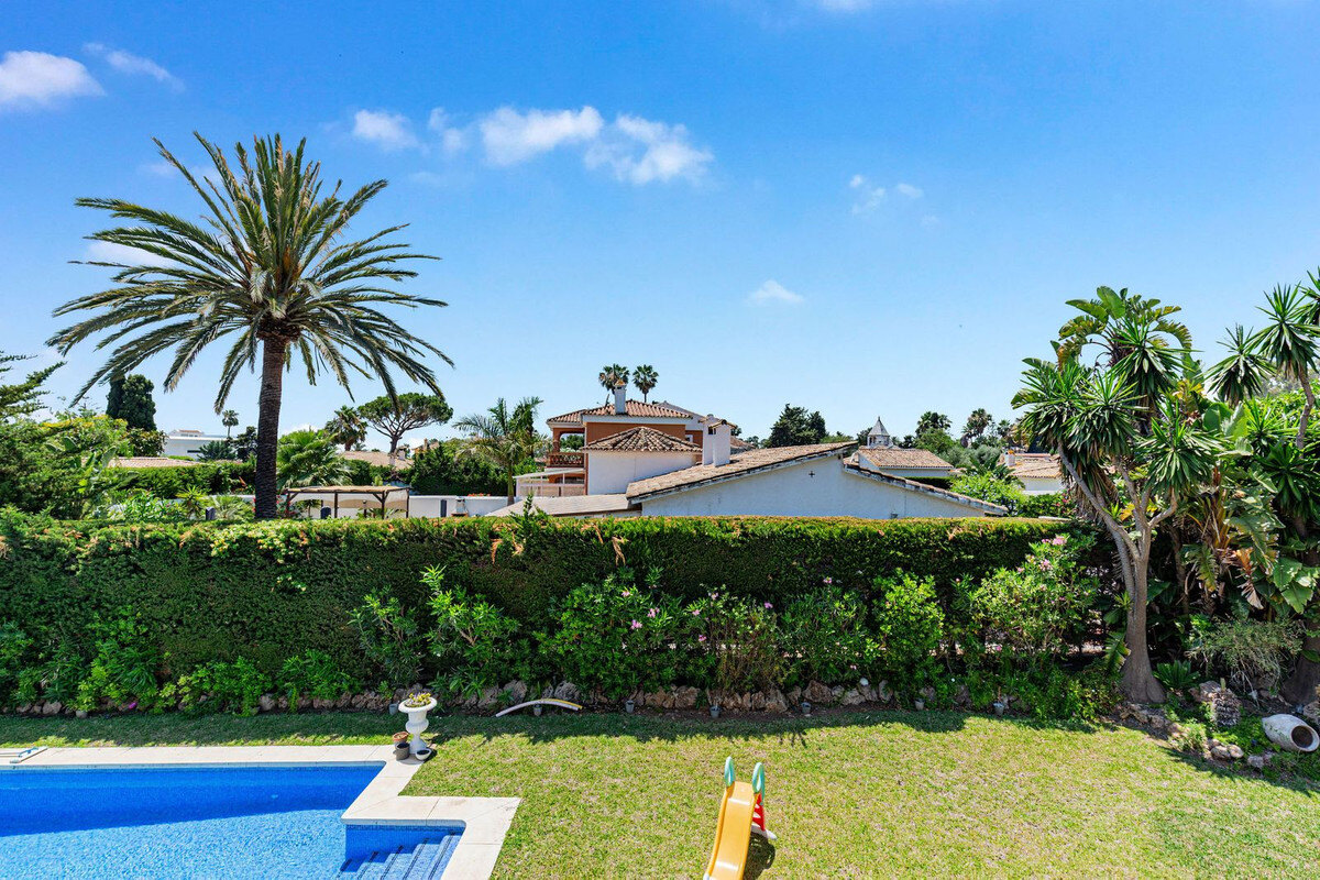 FOR SALE 🏡 Andalusian Four-Bedroom Villa 50 m from the Beach with Large Pool – Costalita, Estepona East 🇪🇸