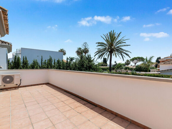 FOR SALE 🏡 Andalusian Four-Bedroom Villa 50 m from the Beach with Large Pool – Costalita, Estepona East 🇪🇸
