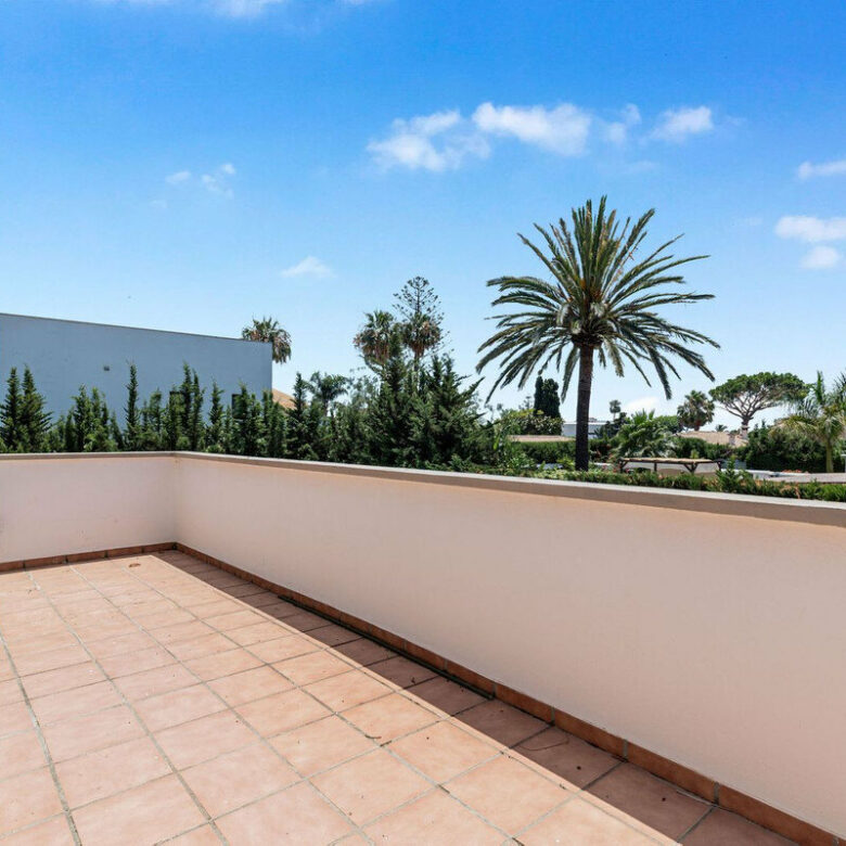 FOR SALE 🏡 Andalusian Four-Bedroom Villa 50 m from the Beach with Large Pool – Costalita, Estepona East 🇪🇸