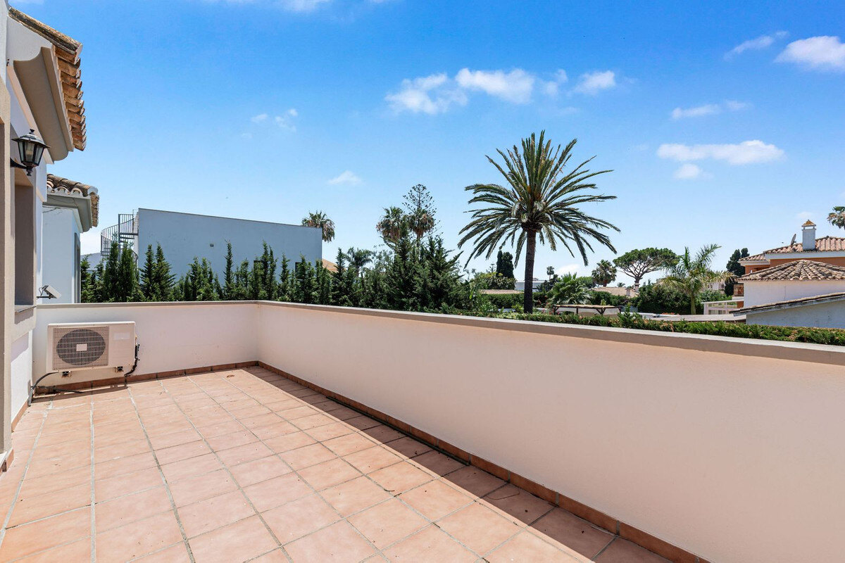 FOR SALE 🏡 Andalusian Four-Bedroom Villa 50 m from the Beach with Large Pool – Costalita, Estepona East 🇪🇸