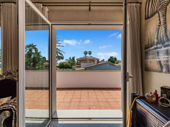FOR SALE 🏡 Andalusian Four-Bedroom Villa 50 m from the Beach with Large Pool – Costalita, Estepona East 🇪🇸