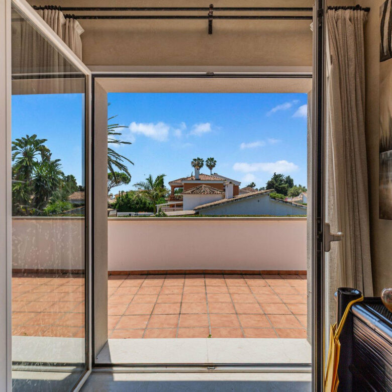 FOR SALE 🏡 Andalusian Four-Bedroom Villa 50 m from the Beach with Large Pool – Costalita, Estepona East 🇪🇸