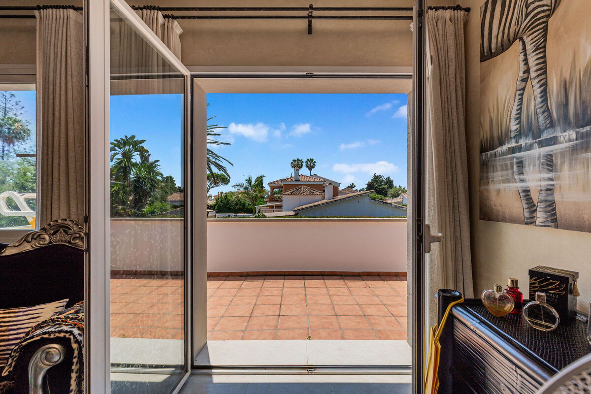FOR SALE 🏡 Andalusian Four-Bedroom Villa 50 m from the Beach with Large Pool – Costalita, Estepona East 🇪🇸