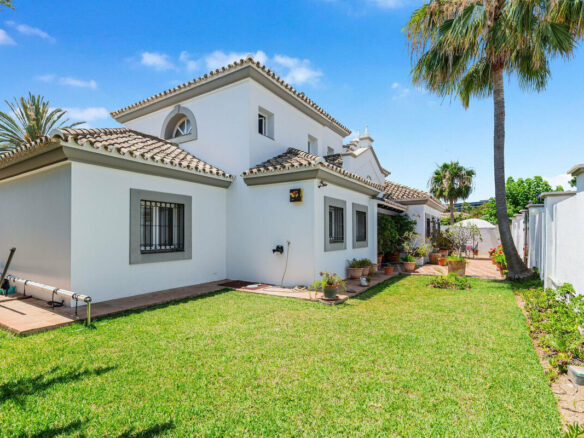 FOR SALE 🏡 Andalusian Four-Bedroom Villa 50 m from the Beach with Large Pool – Costalita, Estepona East 🇪🇸