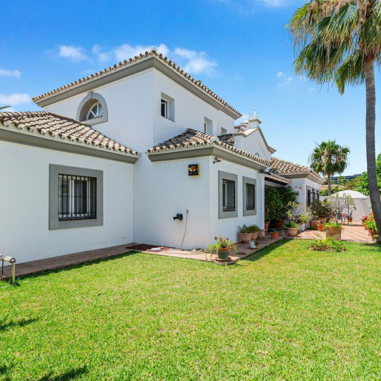 FOR SALE 🏡 Andalusian Four-Bedroom Villa 50 m from the Beach with Large Pool – Costalita, Estepona East 🇪🇸