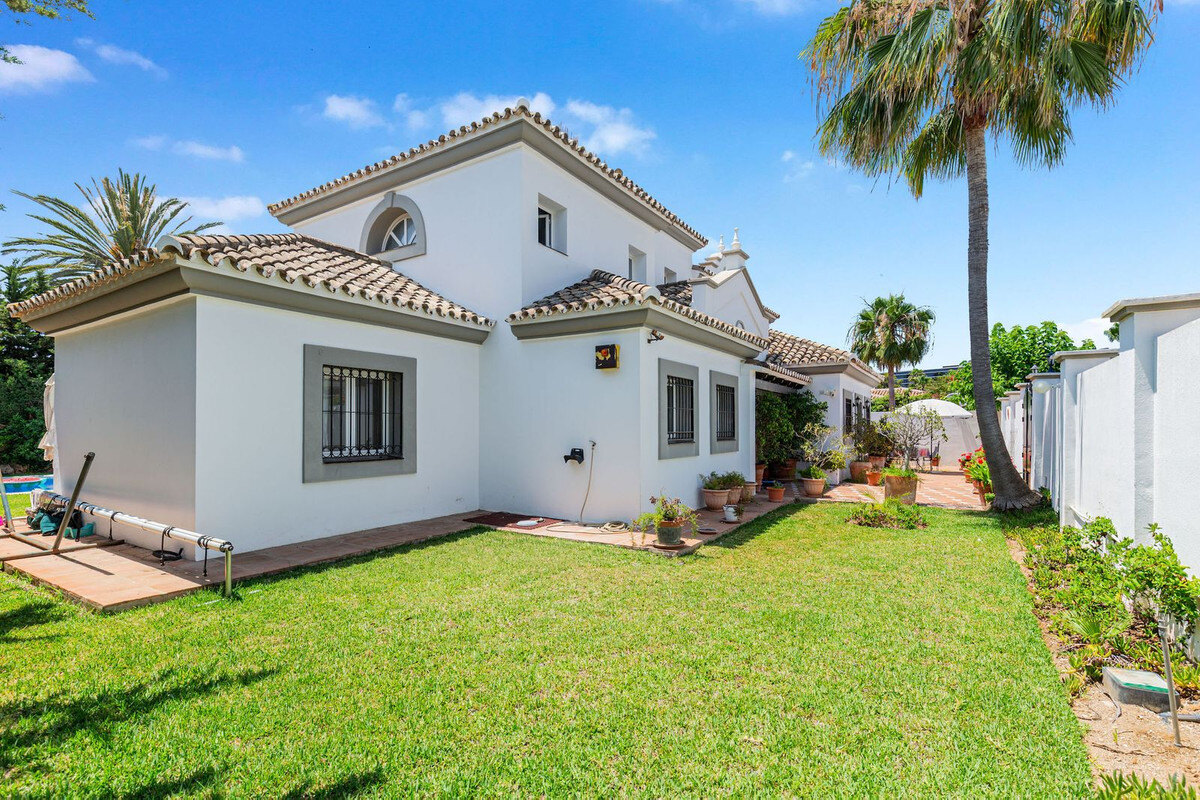 FOR SALE 🏡 Andalusian Four-Bedroom Villa 50 m from the Beach with Large Pool – Costalita, Estepona East 🇪🇸