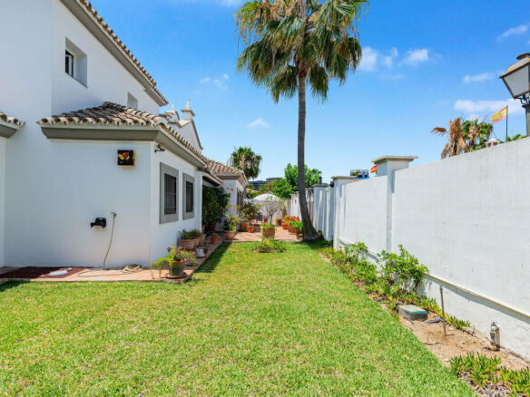 FOR SALE 🏡 Andalusian Four-Bedroom Villa 50 m from the Beach with Large Pool – Costalita, Estepona East 🇪🇸