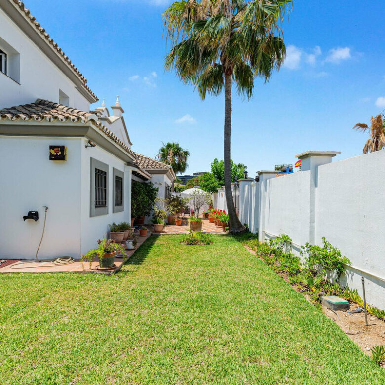 FOR SALE 🏡 Andalusian Four-Bedroom Villa 50 m from the Beach with Large Pool – Costalita, Estepona East 🇪🇸