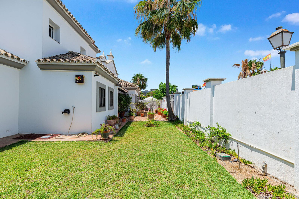 FOR SALE 🏡 Andalusian Four-Bedroom Villa 50 m from the Beach with Large Pool – Costalita, Estepona East 🇪🇸