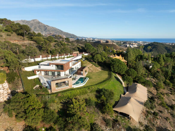 FOR SALE 🏡 Five-Bedroom Villa with Infinity Pool and Panoramic Views on a 5,000 m² Plot – El Madroñal, Benahavís 🇪🇸