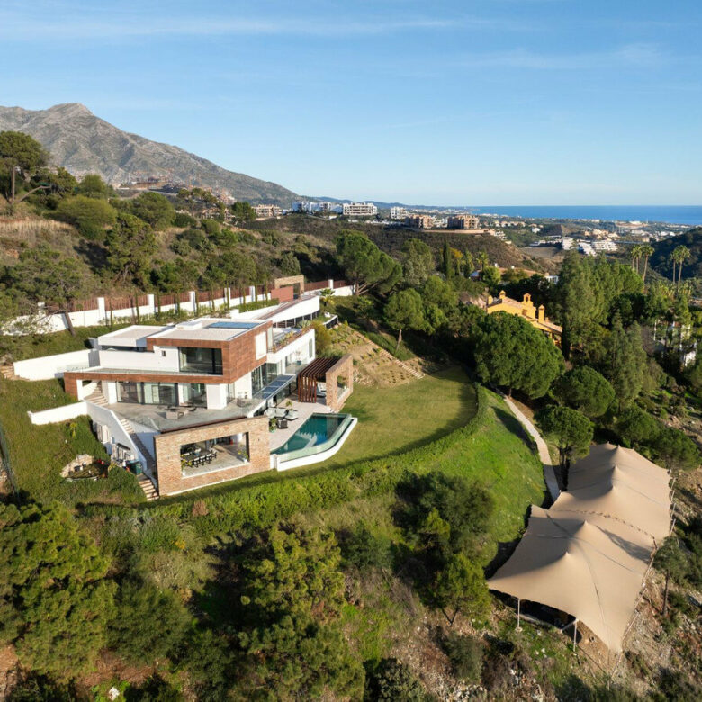FOR SALE 🏡 Five-Bedroom Villa with Infinity Pool and Panoramic Views on a 5,000 m² Plot – El Madroñal, Benahavís 🇪🇸
