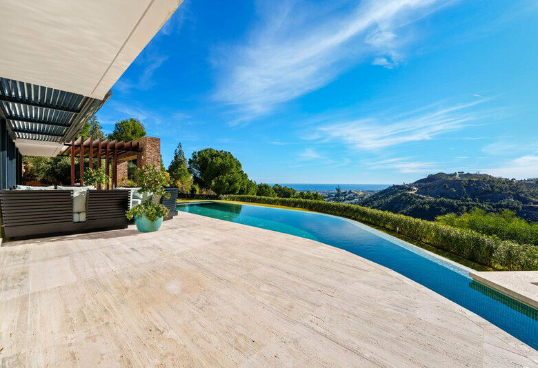FOR SALE 🏡 Five-Bedroom Villa with Infinity Pool and Panoramic Views on a 5,000 m² Plot – El Madroñal, Benahavís 🇪🇸