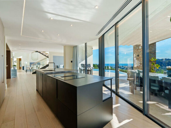 FOR SALE 🏡 Five-Bedroom Villa with Infinity Pool and Panoramic Views on a 5,000 m² Plot – El Madroñal, Benahavís 🇪🇸
