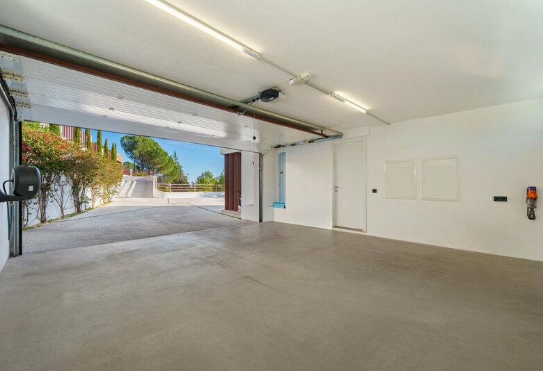 FOR SALE 🏡 Five-Bedroom Villa with Infinity Pool and Panoramic Views on a 5,000 m² Plot – El Madroñal, Benahavís 🇪🇸