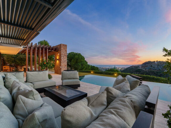 FOR SALE 🏡 Five-Bedroom Villa with Infinity Pool and Panoramic Views on a 5,000 m² Plot – El Madroñal, Benahavís 🇪🇸