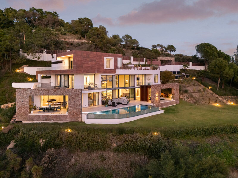 FOR SALE 🏡 Five-Bedroom Villa with Infinity Pool and Panoramic Views on a 5,000 m² Plot – El Madroñal, Benahavís 🇪🇸