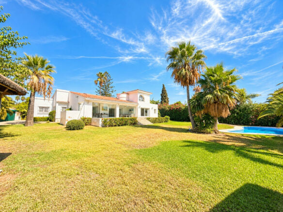 FOR SALE 🏡 Five-Bedroom Family Villa on a 1,844 m² Flat Corner Plot – El Pilar, El Paraíso 🇪🇸