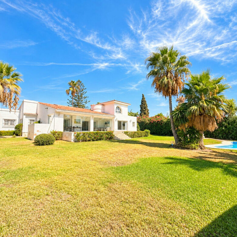 FOR SALE 🏡 Five-Bedroom Family Villa on a 1,844 m² Flat Corner Plot – El Pilar, El Paraíso 🇪🇸