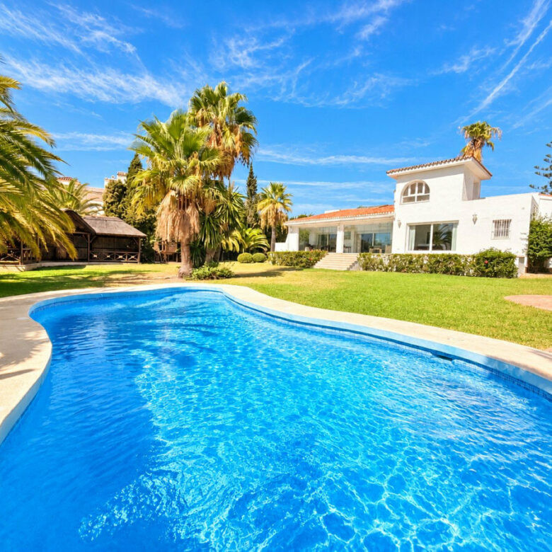 FOR SALE 🏡 Five-Bedroom Family Villa on a 1,844 m² Flat Corner Plot – El Pilar, El Paraíso 🇪🇸