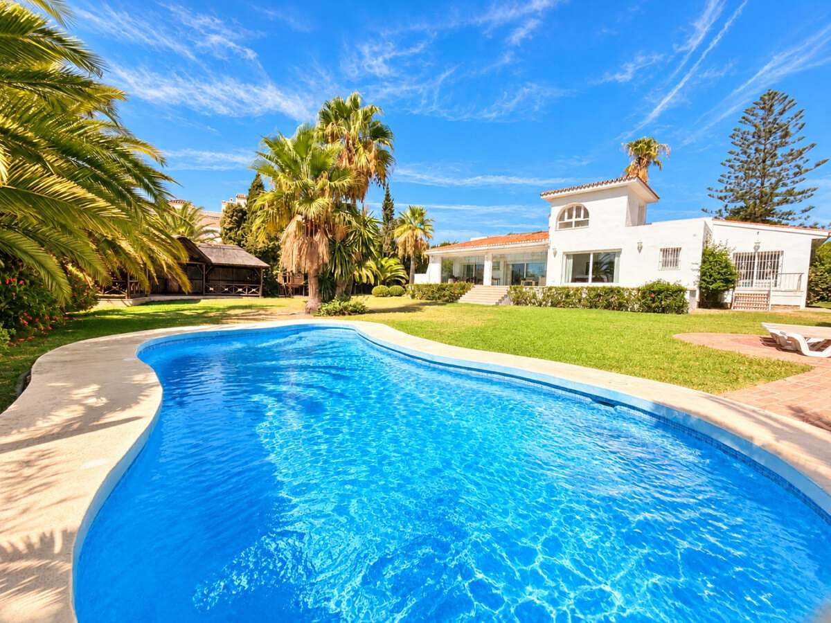 FOR SALE 🏡 Five-Bedroom Family Villa on a 1,844 m² Flat Corner Plot – El Pilar, El Paraíso 🇪🇸