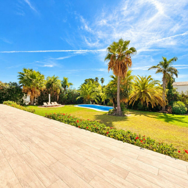 FOR SALE 🏡 Five-Bedroom Family Villa on a 1,844 m² Flat Corner Plot – El Pilar, El Paraíso 🇪🇸