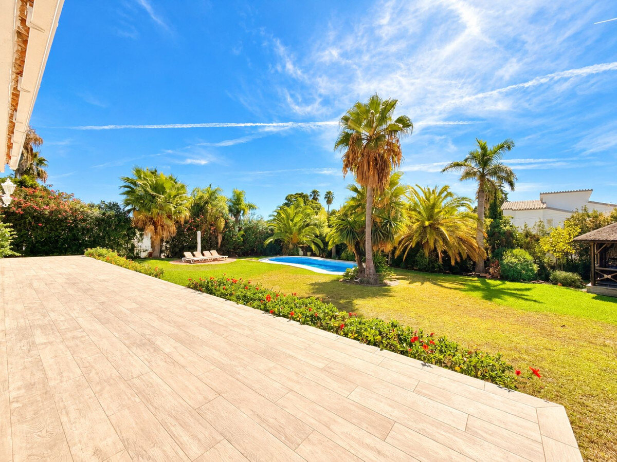 FOR SALE 🏡 Five-Bedroom Family Villa on a 1,844 m² Flat Corner Plot – El Pilar, El Paraíso 🇪🇸