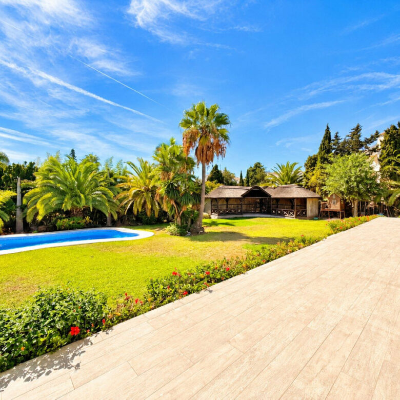 FOR SALE 🏡 Five-Bedroom Family Villa on a 1,844 m² Flat Corner Plot – El Pilar, El Paraíso 🇪🇸