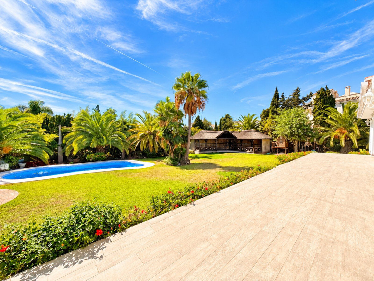 FOR SALE 🏡 Five-Bedroom Family Villa on a 1,844 m² Flat Corner Plot – El Pilar, El Paraíso 🇪🇸