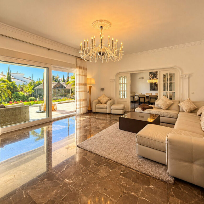 FOR SALE 🏡 Five-Bedroom Family Villa on a 1,844 m² Flat Corner Plot – El Pilar, El Paraíso 🇪🇸
