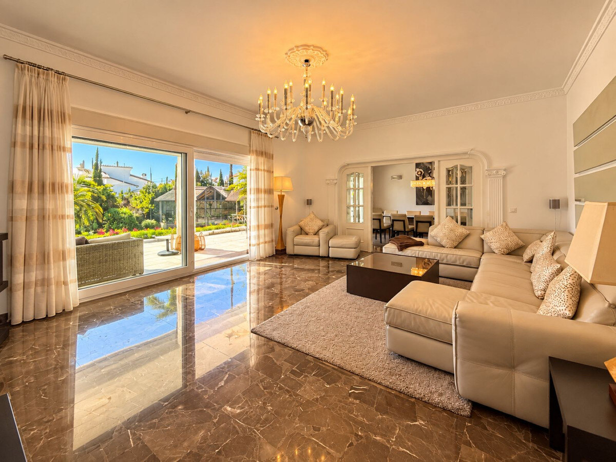 FOR SALE 🏡 Five-Bedroom Family Villa on a 1,844 m² Flat Corner Plot – El Pilar, El Paraíso 🇪🇸