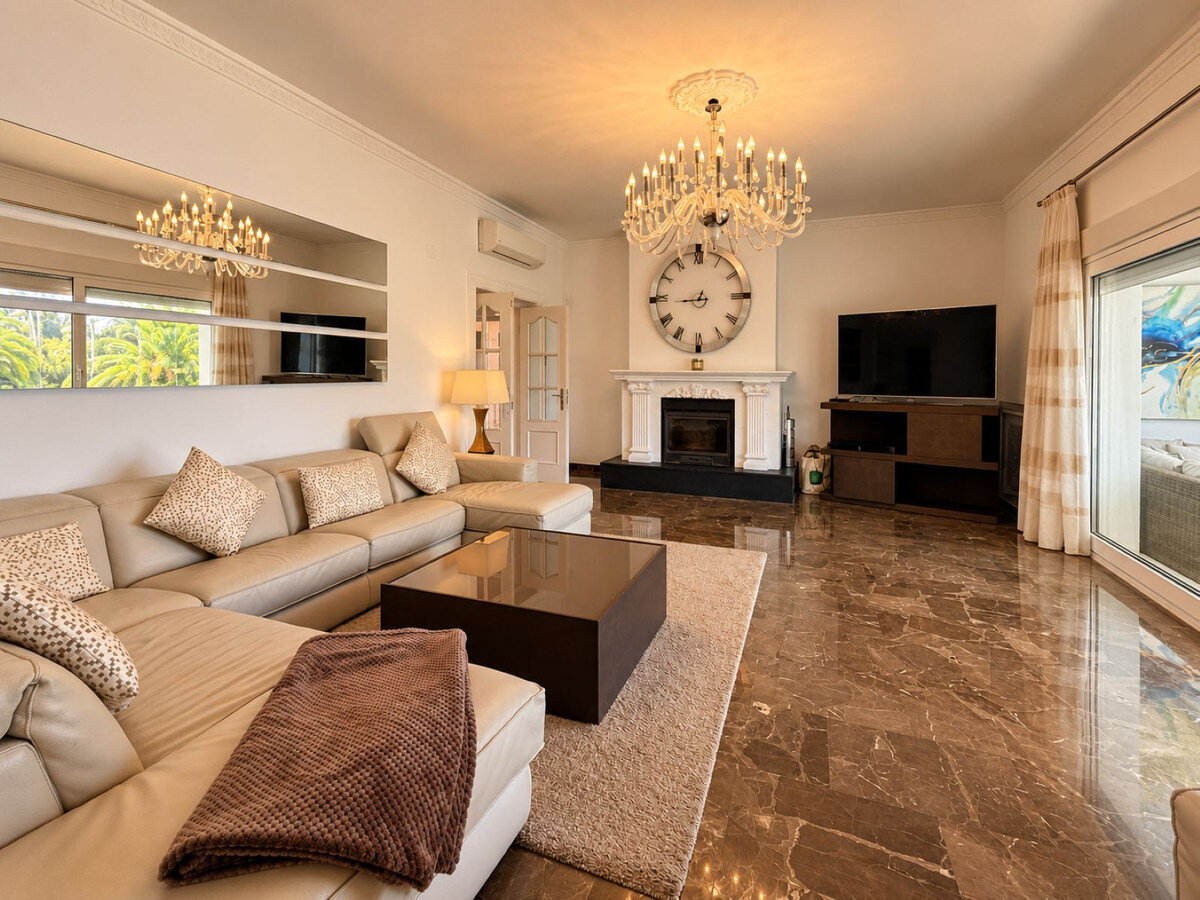 FOR SALE 🏡 Five-Bedroom Family Villa on a 1,844 m² Flat Corner Plot – El Pilar, El Paraíso 🇪🇸