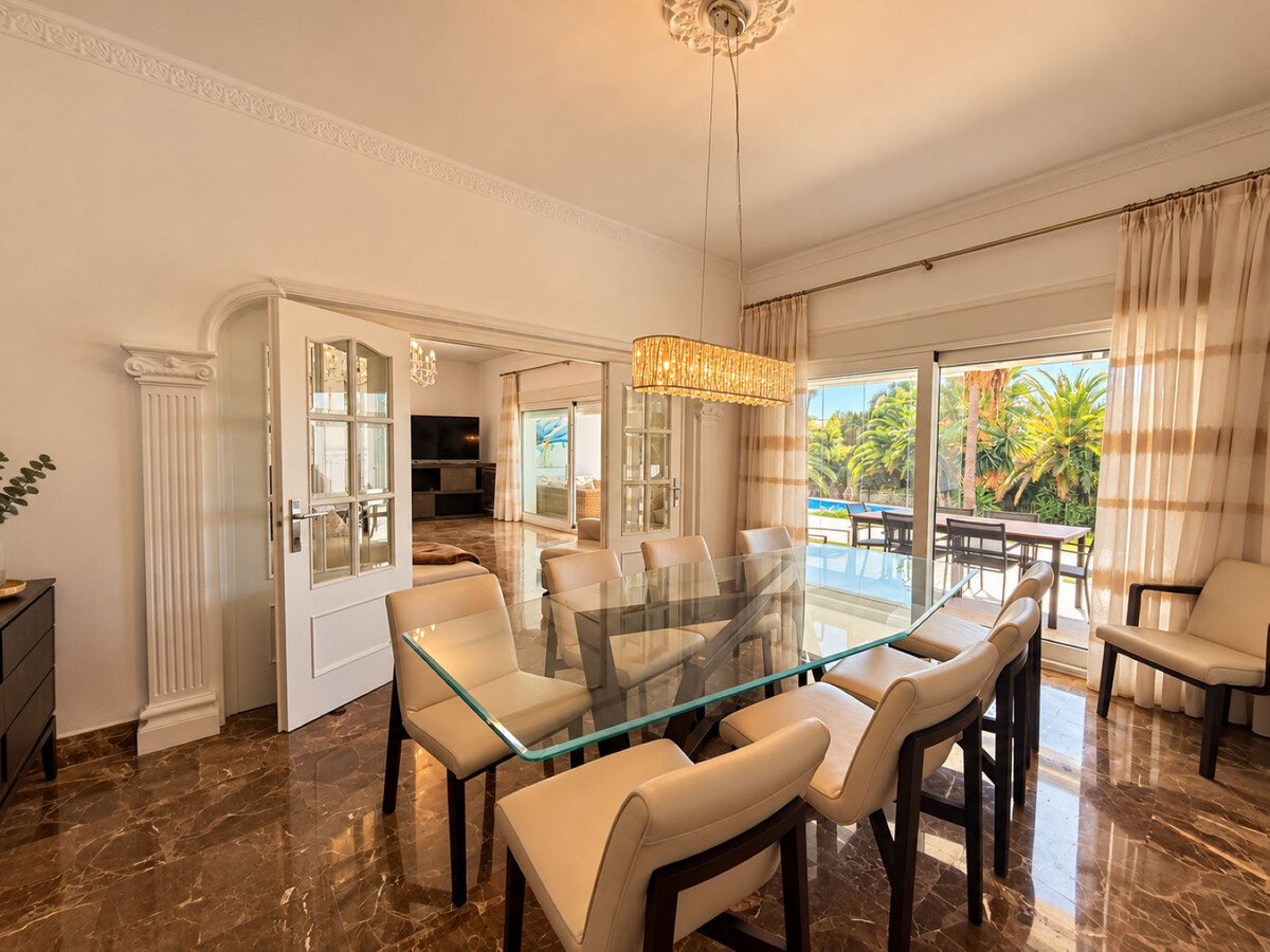 FOR SALE 🏡 Five-Bedroom Family Villa on a 1,844 m² Flat Corner Plot – El Pilar, El Paraíso 🇪🇸