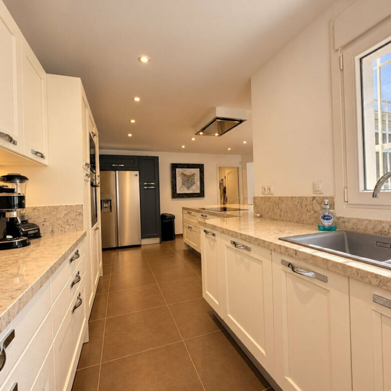 FOR SALE 🏡 Five-Bedroom Family Villa on a 1,844 m² Flat Corner Plot – El Pilar, El Paraíso 🇪🇸