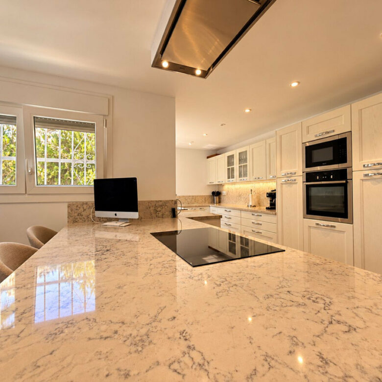 FOR SALE 🏡 Five-Bedroom Family Villa on a 1,844 m² Flat Corner Plot – El Pilar, El Paraíso 🇪🇸