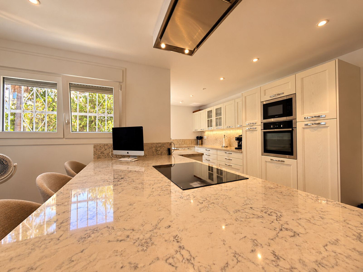 FOR SALE 🏡 Five-Bedroom Family Villa on a 1,844 m² Flat Corner Plot – El Pilar, El Paraíso 🇪🇸