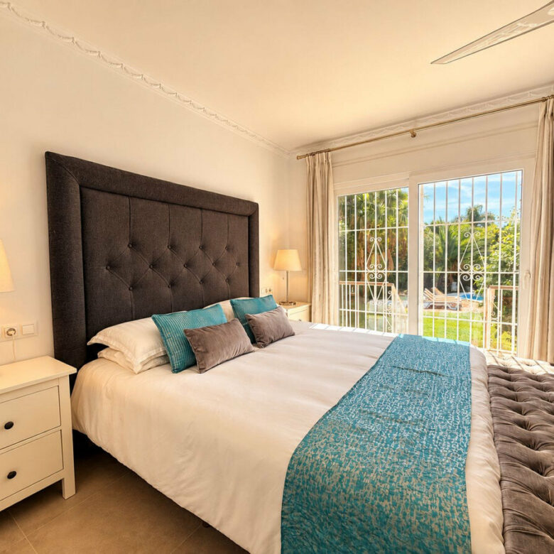 FOR SALE 🏡 Five-Bedroom Family Villa on a 1,844 m² Flat Corner Plot – El Pilar, El Paraíso 🇪🇸