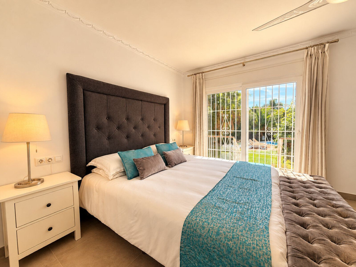 FOR SALE 🏡 Five-Bedroom Family Villa on a 1,844 m² Flat Corner Plot – El Pilar, El Paraíso 🇪🇸