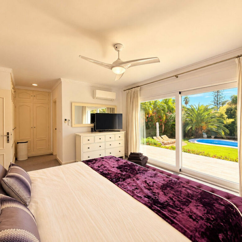 FOR SALE 🏡 Five-Bedroom Family Villa on a 1,844 m² Flat Corner Plot – El Pilar, El Paraíso 🇪🇸
