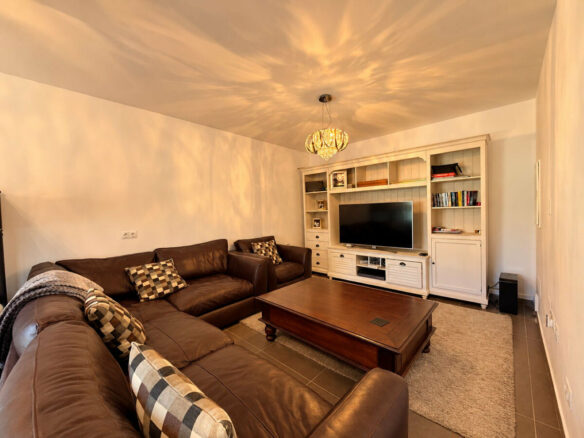 FOR SALE 🏡 Five-Bedroom Family Villa on a 1,844 m² Flat Corner Plot – El Pilar, El Paraíso 🇪🇸