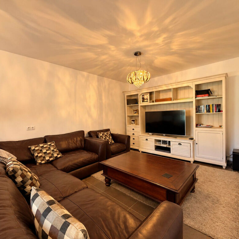 FOR SALE 🏡 Five-Bedroom Family Villa on a 1,844 m² Flat Corner Plot – El Pilar, El Paraíso 🇪🇸