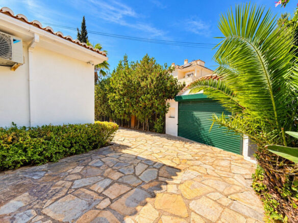 FOR SALE 🏡 Five-Bedroom Family Villa on a 1,844 m² Flat Corner Plot – El Pilar, El Paraíso 🇪🇸