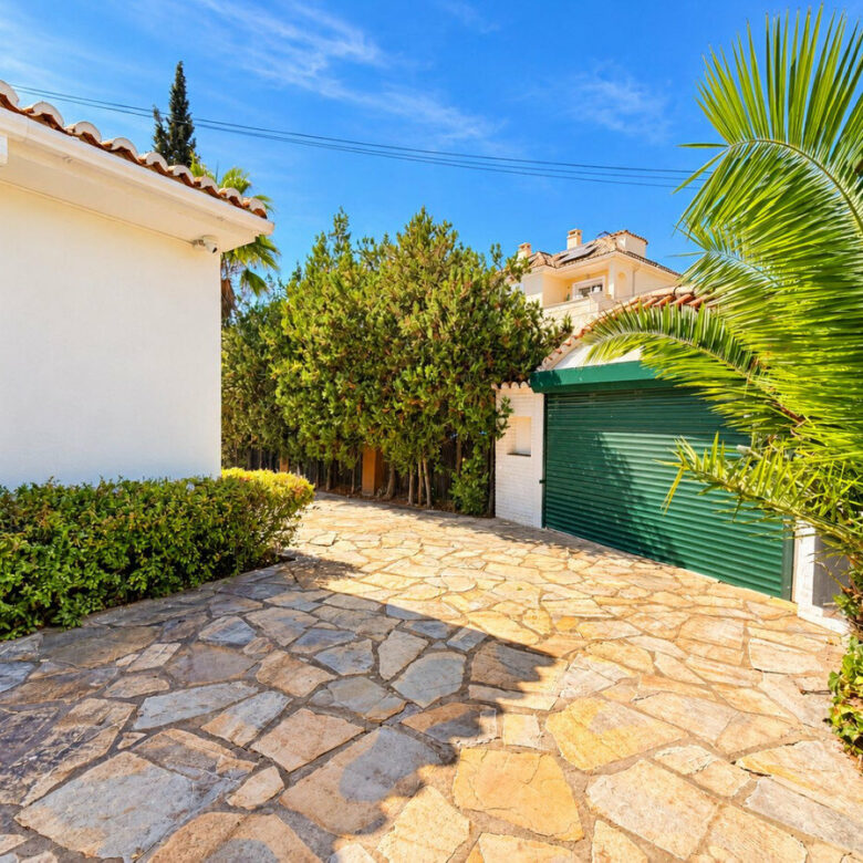 FOR SALE 🏡 Five-Bedroom Family Villa on a 1,844 m² Flat Corner Plot – El Pilar, El Paraíso 🇪🇸