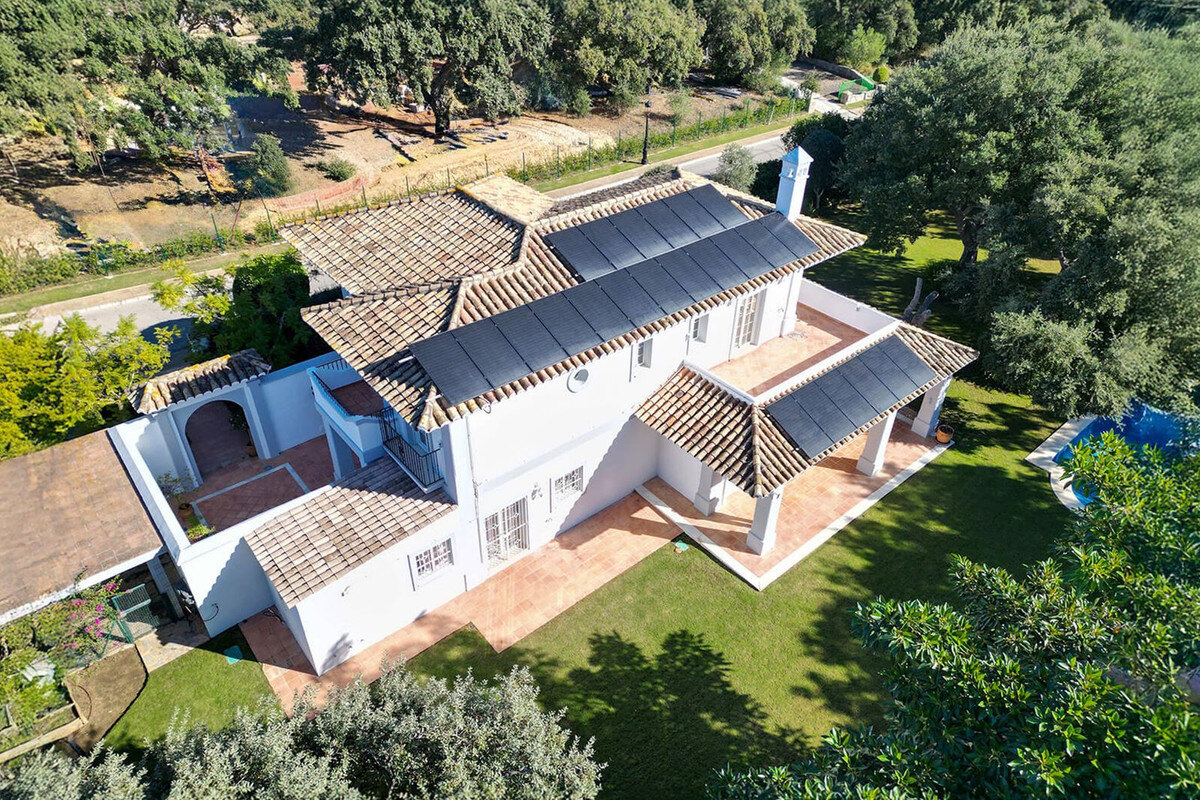 FOR SALE 🏡 Frontline Golf Four-Bedroom Villa with Pool on a Large Plot – San Roque Club, San Roque 🇪🇸