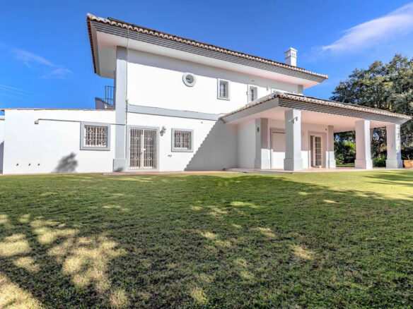 FOR SALE 🏡 Frontline Golf Four-Bedroom Villa with Pool on a Large Plot – San Roque Club, San Roque 🇪🇸