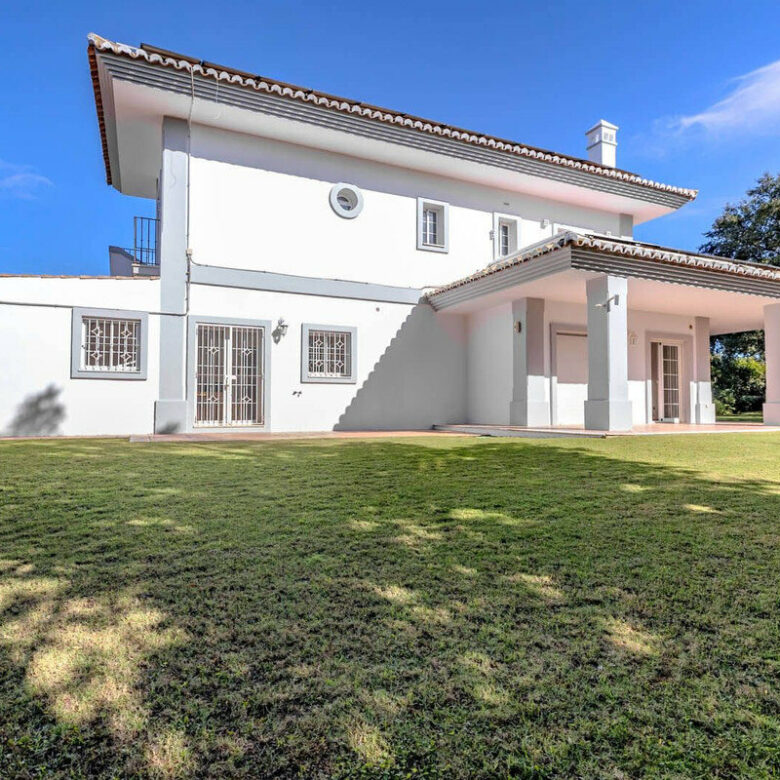 FOR SALE 🏡 Frontline Golf Four-Bedroom Villa with Pool on a Large Plot – San Roque Club, San Roque 🇪🇸