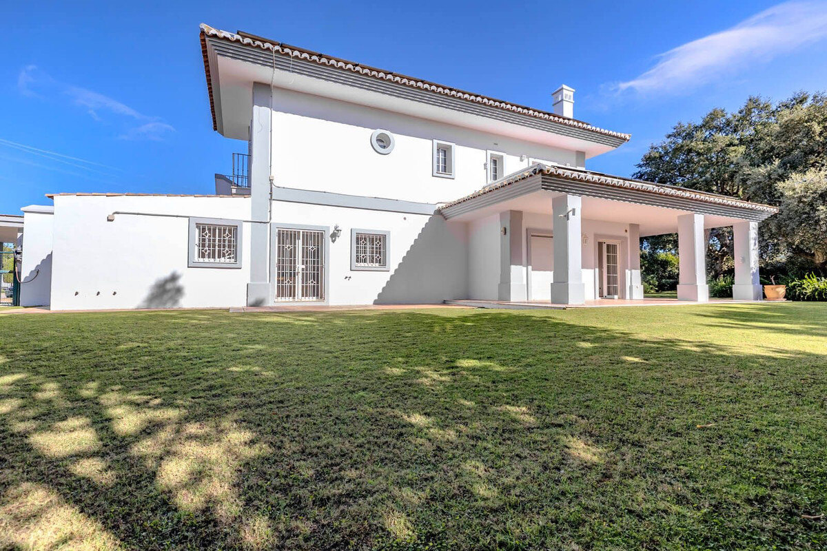 FOR SALE 🏡 Frontline Golf Four-Bedroom Villa with Pool on a Large Plot – San Roque Club, San Roque 🇪🇸